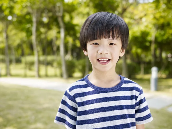 Маленький азиатский мальчик — стоковое фото