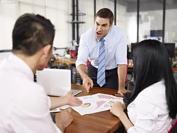 Boss yelling at subordinates — Stock Photo, Image