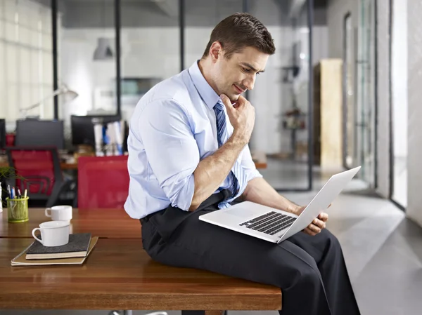 Kaukasische zakenman werken in office — Stockfoto