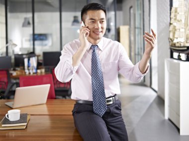 Asya işadamı cep telefonunuzun konuşma