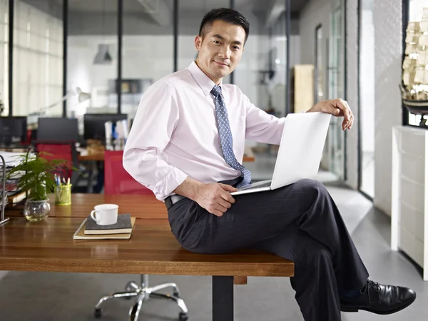Asiático hombre de negocios en oficina —  Fotos de Stock