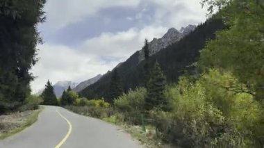 Dönek dağ yolunda seyahat eden araç, xinjiang, Çin