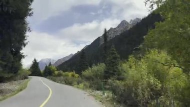 Dönek dağ yolunda seyahat eden araç, xinjiang, Çin