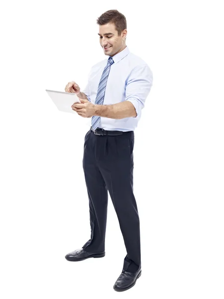 Hombre de negocios caucásico utilizando tableta ordenador — Foto de Stock