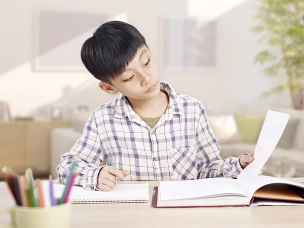 Asiático escolar estudiar en casa — Foto de Stock