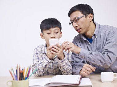 Asya baba ve oğul cellphone ile oynamak