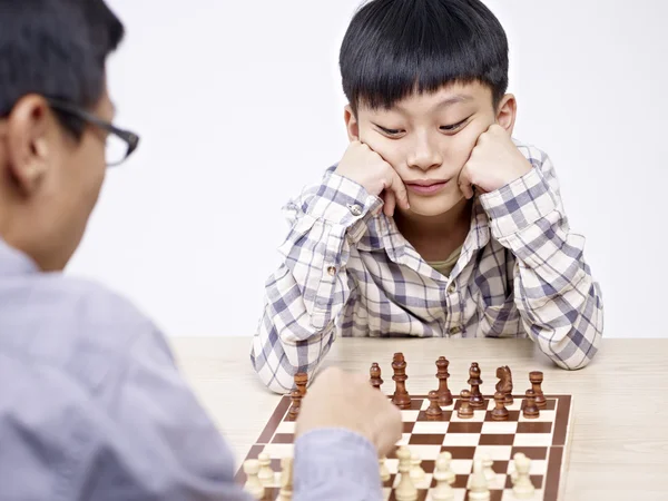 Asiático padre e hijo jugando ajedrez —  Fotos de Stock