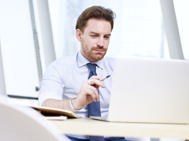 ofiste çalışan iş kişi