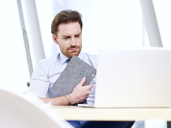 Empresário que trabalha no escritório — Fotografia de Stock