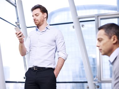 cep telefonu kullanma office iş adamı