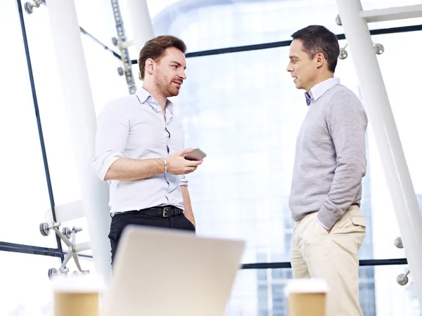 Businessmen having a discussion in office — Stockfoto
