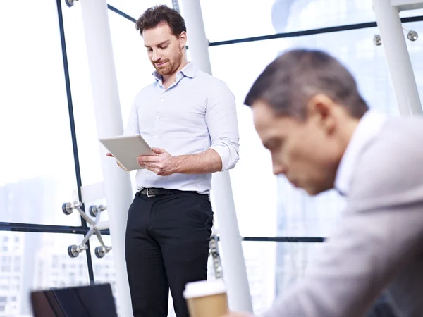 Zakenmensen werken in office — Stockfoto