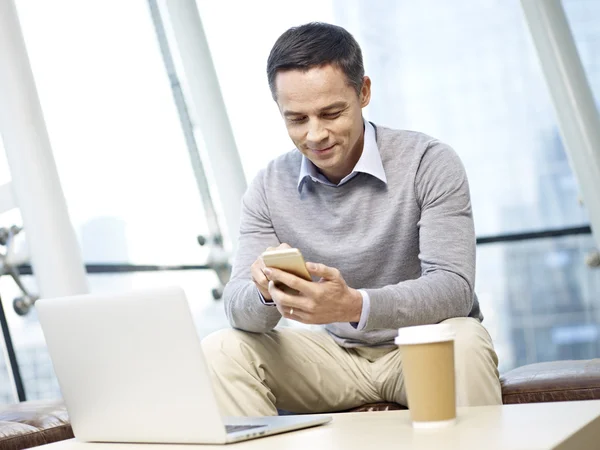 Uomo che utilizza il cellulare — Foto Stock