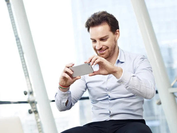 Hombre usando el teléfono celular —  Fotos de Stock