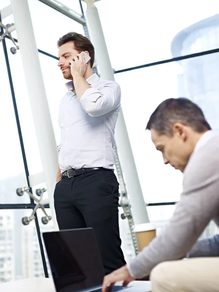 Uomini d'affari che lavorano in ufficio — Foto Stock