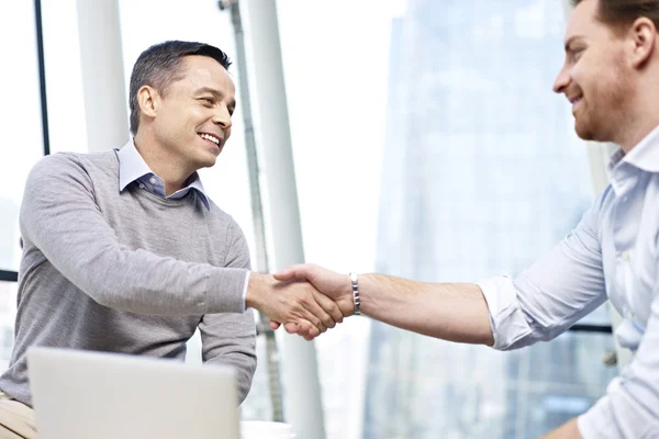 Businesspeople shaking hands — Stock Photo, Image