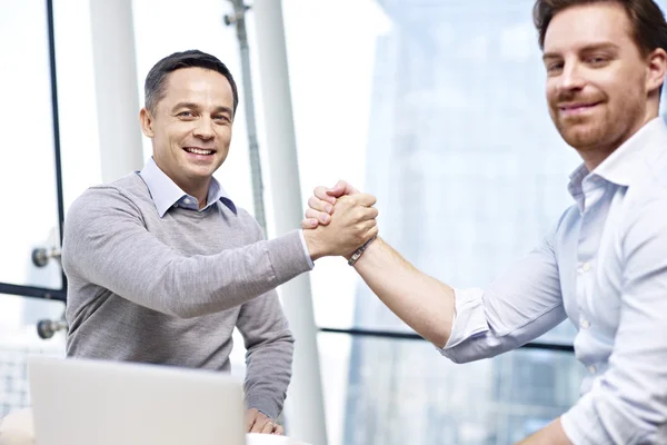 Empresarios tomados de la mano — Foto de Stock