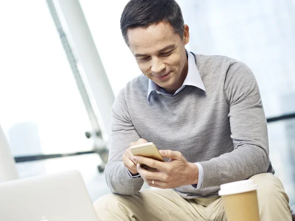 Erwachsener Mann benutzt Mobiltelefon — Stockfoto