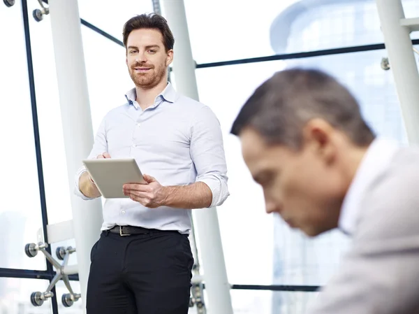 Geschäftsleute im Büro — Stockfoto