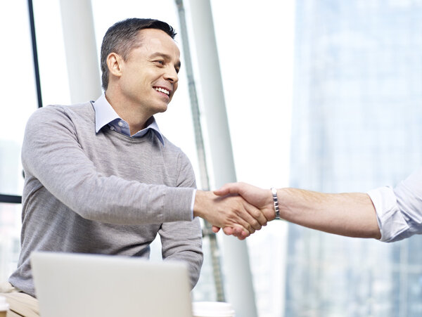 Бизнесмен пожимает руки
