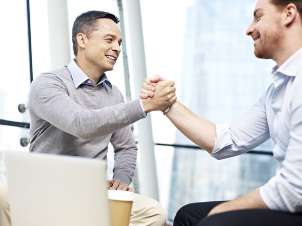 Деловые люди празднуют успех
