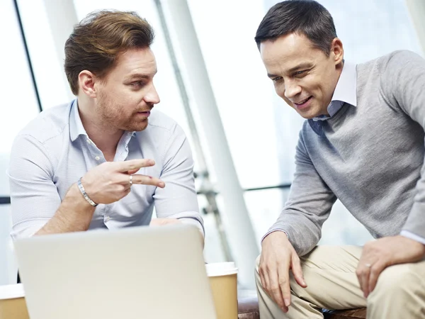 Gente corporativa discutiendo negocios en oficina —  Fotos de Stock