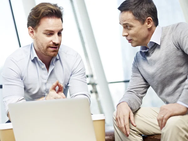 Corporate människor diskutera affärer i office — Stockfoto