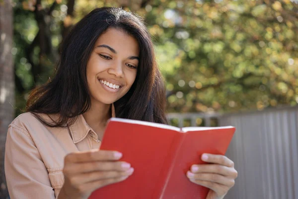 Güzel Gülümseyen Kitap Okuyan Dil Öğrenen Parkta Oturan Bir Kadının — Stok fotoğraf