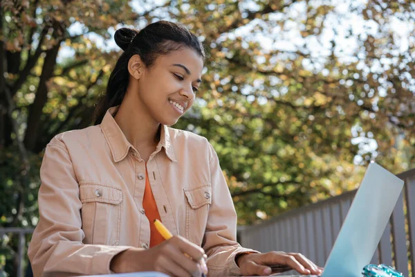 Étudiant Afro Américain Utilisant Ordinateur Portable Étudier Ligne Apprendre Langue — Photo