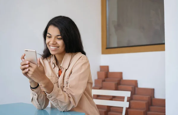 Joven Hermosa Mujer Usando Teléfono Móvil Compras Línea Comunicación Chat —  Fotos de Stock