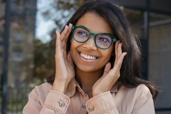 Närbild Porträtt Ung Vacker Afroamerikansk Kvinna Bär Glasögon Glad Modell — Stockfoto