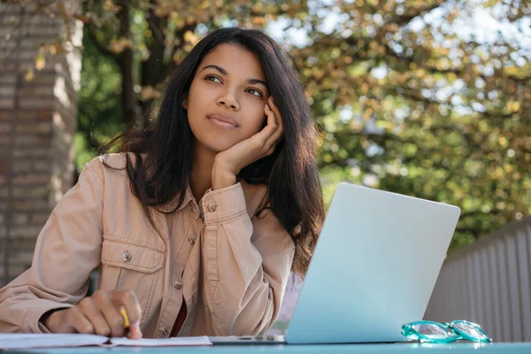 Retrato Jovem Mulher Pensativa Usando Computador Portátil Planejamento Processo Trabalho — Fotografia de Stock