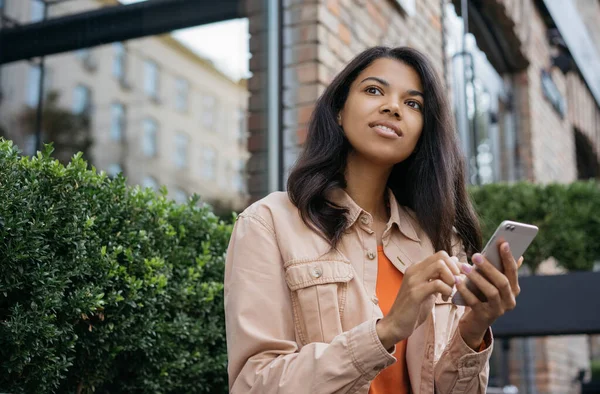 Afroameričanka Používající Mobilní Telefon Čeká Taxi Venku Portrét Krásné Mladé — Stock fotografie