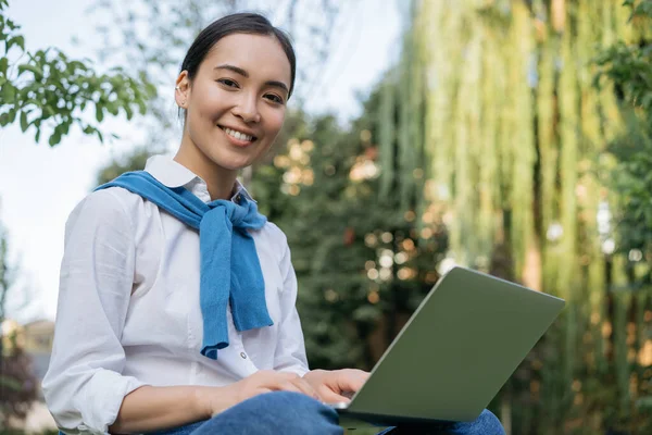 Portret Van Een Mooie Aziatische Vrouw Die Laptop Computer Gebruikt — Stockfoto