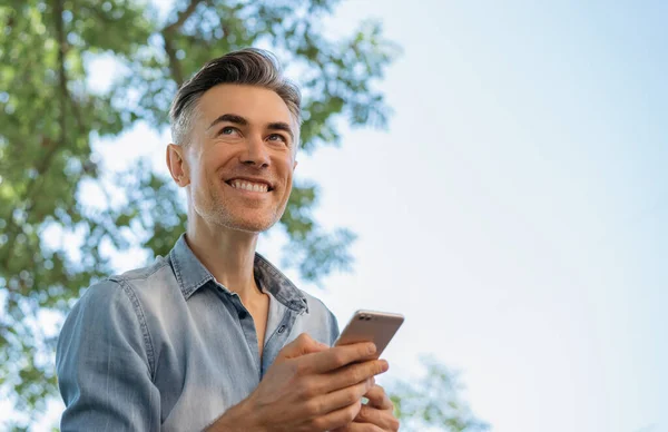 Yakışıklı Olgun Bir Adam Cep Telefonu Kullanıyor Internetten Alışveriş Yapıyor — Stok fotoğraf