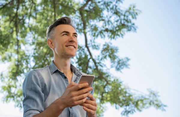 Gülümseyen Olgun Bir Adam Cep Telefonu Kullanıyor Internetten Alışveriş Yapıyor — Stok fotoğraf