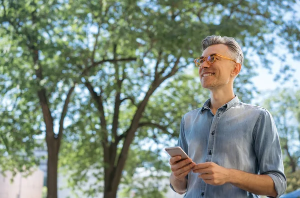 Gülümseyen Olgun Bir Adam Cep Telefonu Kullanıyor Sohbet Ediyor Iletişim — Stok fotoğraf