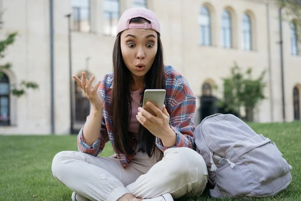 Joven Mujer Asiática Emocional Utilizando Teléfono Móvil Viendo Vídeo Línea —  Fotos de Stock