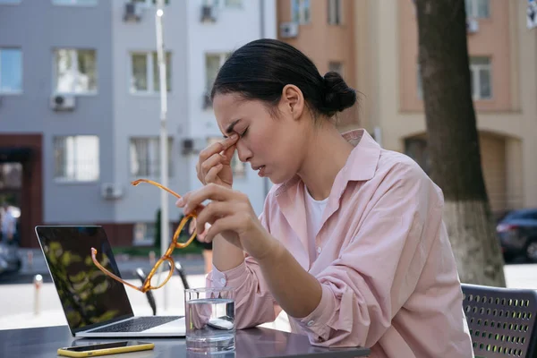 Mujer Asiática Siente Mal Dolor Cabeza Estresado Freelancer Frustrado Sentado —  Fotos de Stock