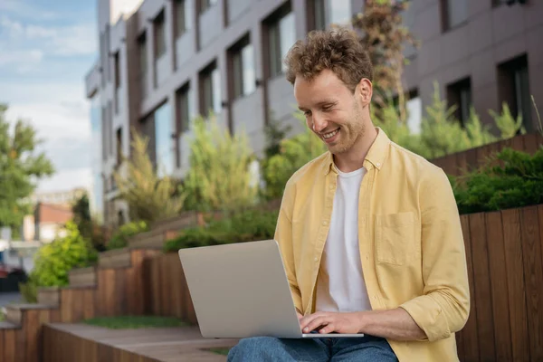 Jovem Programador Computador Sorrindo Usando Laptop Trabalhando Projeto Freelance Online — Fotografia de Stock