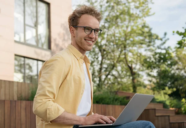 Bonito Homem Negócios Sorrindo Usando Óculos Usando Computador Portátil Planejando — Fotografia de Stock