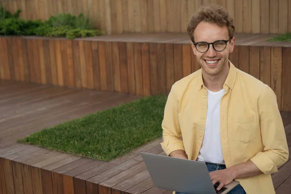 Bonito Homem Negócios Sorrindo Vestindo Óculos Elegantes Usando Computador Portátil — Fotografia de Stock