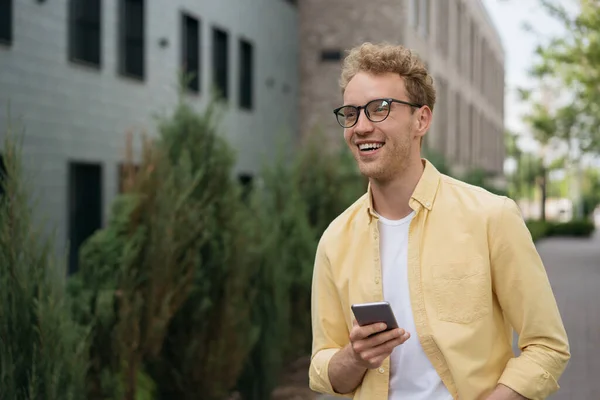 Handsome Guy Using Mobile App Waiting Taxi Outdoors Smiling Man — Stock Photo, Image