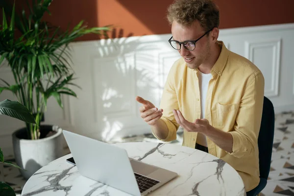 Bonito Homem Sorrindo Usando Computador Portátil Com Videochamada Discutindo Algo — Fotografia de Stock