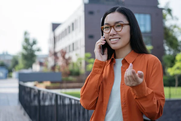 Mladá Krásná Asiatka Mluví Mobilu Něco Probírá Ulici Kopíruje Prostor — Stock fotografie