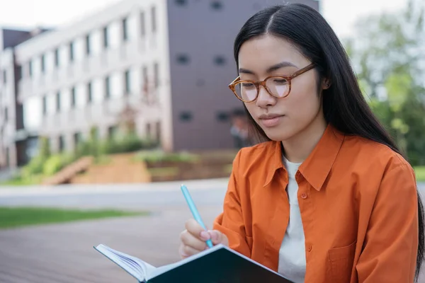 Azjatycka Studentka Nauka Języka Przygotowanie Egzaminu Koncepcja Edukacji Młoda Bizneswoman — Zdjęcie stockowe
