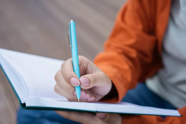 Großaufnahme Einer Frau Die Einen Stift Der Hand Hält Notizen Stockbild