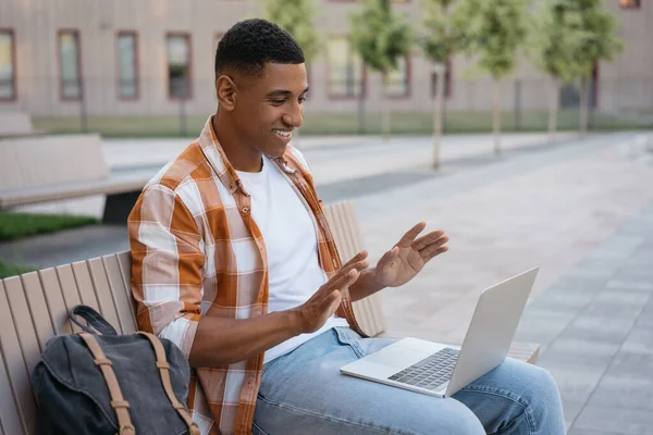 Sonriente Hombre Guapo Usando Computadora Portátil Teniendo Videollamada Discutiendo Algo —  Fotos de Stock