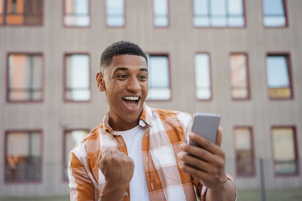 Emocional Hombre Afroamericano Utilizando Teléfono Móvil Compras Línea Calle Feliz —  Fotos de Stock