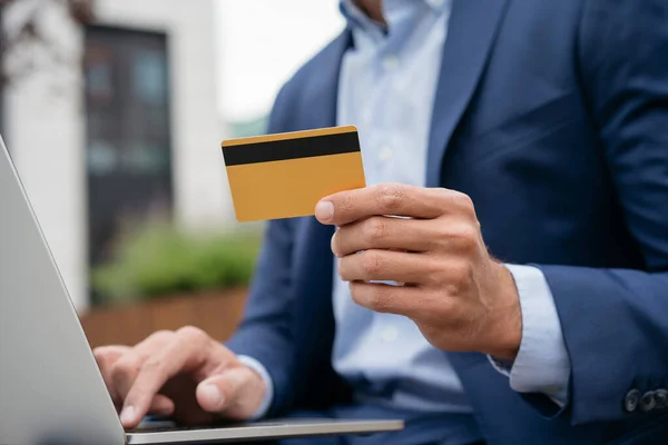 Close Van Zakenman Hand Met Gouden Creditcard Online Winkelen Reserveren — Stockfoto